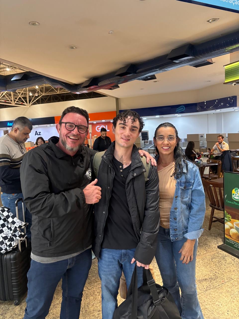 Dani, Felipe e Giupira no aeroporto, prontos para uma viagem.