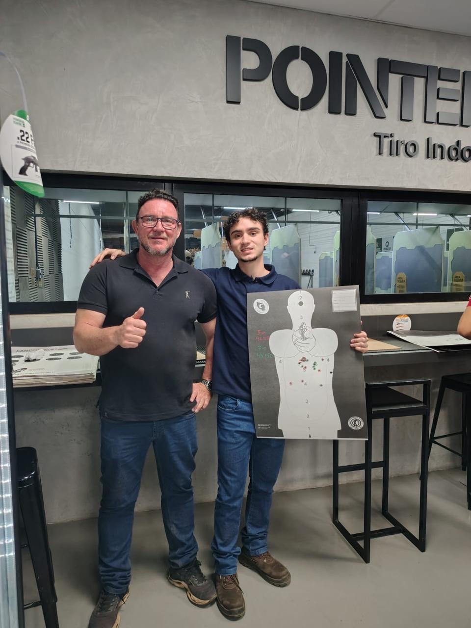 Dani e Felipe lado a lado num dia de tiro esportivo.